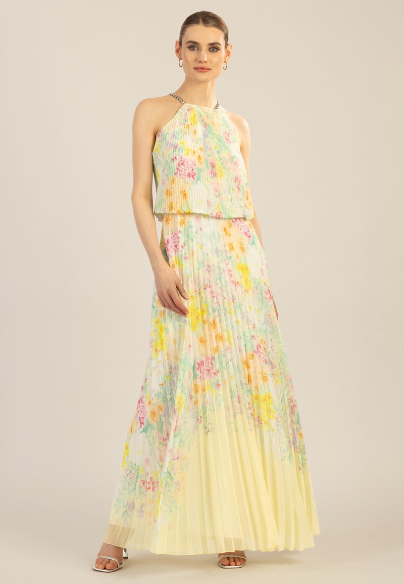 Faltiges Maxikleid mit Halterneck, geschichteter Gestaltung und einem floralen Muster in Pastellfarben, hauptsächlich Gelb, Rosa und Grün.
