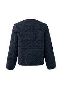 Granatowa pikowana kurtka z teksturowanym wzorem, na którym widnieją przeplatające się litery. Projekt obejmuje długie rękawy i zaokrąglony dekolt.