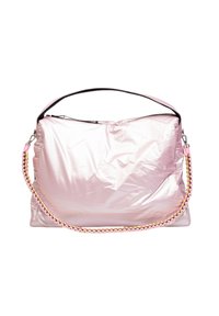 Roze, glanzende tas met een zacht, gewatteerd ontwerp. Het heeft een gevlochten band in roze, geel en wit, met een zwarte rand aan de bovenkant.