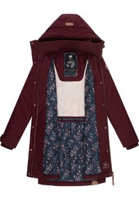 Burgunderjakke med hette; innsiden har et marineblått blomstermønster og myk hvit foring. Inkluderer glidelås og knappelukking.
