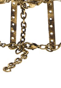 Złocona metalowa łańcuch z różnymi rozmiarami ogniw, z zapięciem i perforowanymi prostokątnymi płytkami, teksturowana powierzchnia o zużytym wykończeniu.