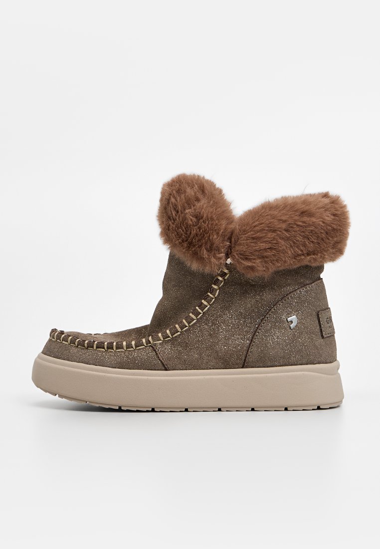Braune Plüsch-Ankle-Boots mit Kunstfellbesatz, glitternder Oberfläche, dekorativen Nähten und einer dicken beigefarbenen Sohle. Seitliches Logo-Detail vorhanden.