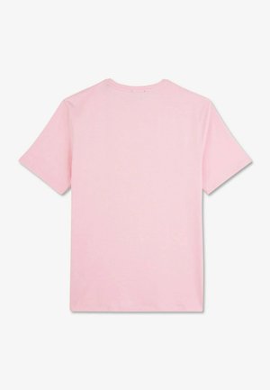 T-shirt en coton rose avec un col rond et des manches courtes. Texture lisse, design simple et sans graphiques ni motifs visibles.