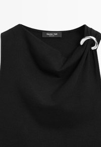 Zwart mouwloos topje met gedrapeerde halslijn en zilveren metalen ringdetail op de rechter schouder, gelabeld Massimo Dutti, gemaakt in China.