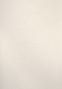 Svijetlosmeđi materijal s glatkom teksturom, koji ima suptilni sjaj i tanke, ravnomjerno raspoređene horizontalne linije po cijeloj površini.
