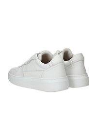Witte leren lage sneakers met een gladde afwerking, ronde neus en dikke witte rubberen zool. Bevat minimale naden en een vetersluiting.
