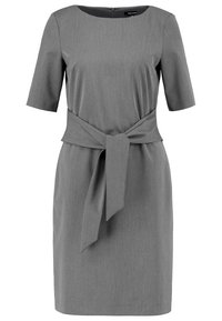 Robe grise longueur genou avec manches courtes et large ceinture en tissu nouée en nœud à la taille.