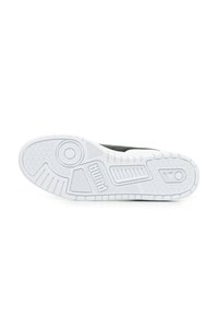 Sneaker nera con suola in gomma bianca testurizzata, caratterizzata da un motivo geometrico e dettagli del logo. La costruzione include materiali sintetici.
