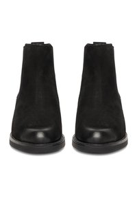 Botines negros hasta el tobillo con parte superior de ante mate, puntera redondeada y detalles en cuero brillante en la puntera y el talón, con un tacón bajo y cuadrado.