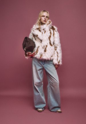 Stradivarius Vinterjakker - white