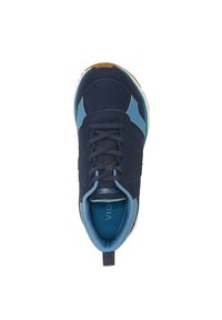 Marineblauwe sneaker met lichtblauwe accenten, gestructureerde stof, ronde neus en een gevoerde zool. Beschikt over veters en een lusvormige hielstrook.