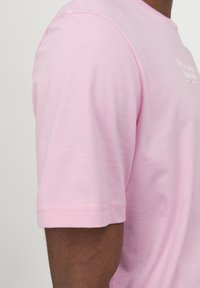 Jack & Jones PREMIUM JPRBLUARCHIE SS CREW NECK NOOS - Marškinėliai su spaudiniu - prism pink