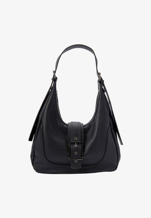 Melnas ādas plecu soma ar teksturētu apdari, platām siksnām un atloku aizdari, kurai ir taisnstūra sprādze un metāla akcenti.