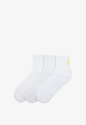 Hvide sportssokker, kort længde, lavet af en blanding af bomuld. Har ribbet manchet, glat tekstur, og en neongrøn logo detalje på den ene side. Pakke med tre.