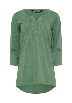 Grøn langærmet top i et let stof med rund halsudskæring, knapfortil og plisseret design. Har en buet kant forneden.
