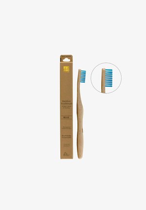 Bambus-Zahnbürste mit blauen mittelharten Borsten, schlankem, zulaufendem Griff und umweltfreundlicher Verpackung, gekennzeichnet für Erwachsene mittlerer Größe.