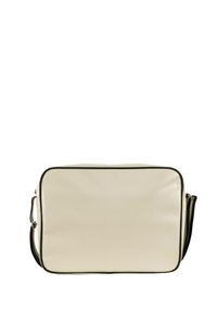 Borsa a spalla beige con una superficie liscia, chiusura con zip e rifiniture nere. Forma rettangolare con una sola tracolla regolabile. Nessun marchio visibile.