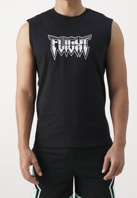 Černé bavlněné tričko bez rukávů s nápisem "FLIGHT" v opotřebovaném bílém grafickém textu přes hruď. Volný střih s kulatým výstřihem.