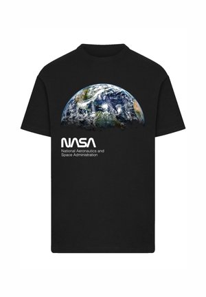 Schwarzes Baumwoll-T-Shirt mit einem grafischen Motiv der Erde und dem weißen Text "NASA", ergänzt durch einen zusätzlichen, kleineren Text darunter. Klassisches Rundhalsdesign.