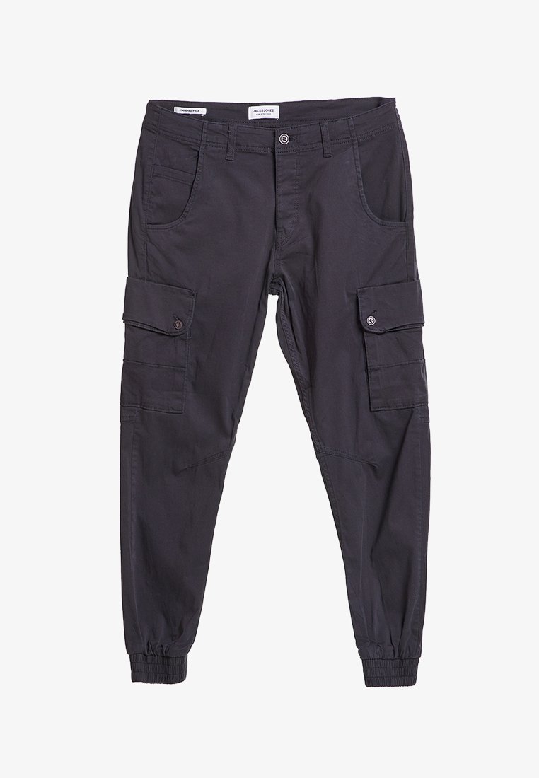 Pantalon cargo gris foncé avec poches latérales boutonnées, poignets élastiques, poches avant, passants pour ceinture et fermeture par bouton à la taille.