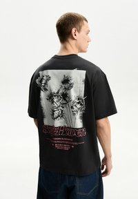 Bershka - SHORT SLEEVE - Majica kratkih rukava s printom - dark grey Minijatura 1