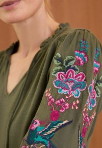 Love & Roses REGULAR FIT - Hosszú ujjú felső - khaki green bird