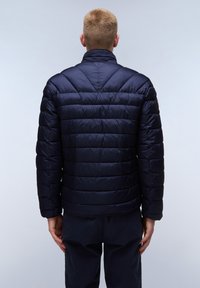 Marineblauwe donsjacket met een horizontaal gewatteerd patroon en een staande kraag. Glad textuur en elastische manchet, met een logo op de linker mouw.