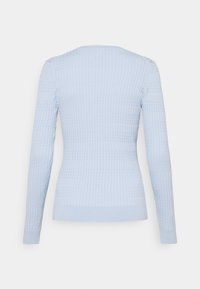 Jasnoniebieski sweter z długim rękawem o ribbowanej fakturze i falistych wzorach. Dopasowany krój z okrągłym dekoltem oraz ribbowanymi mankietami i dołem.