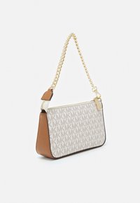 Taschenschultertasche in Beige und Creme mit Logo-Muster, goldfarbener Kettenriemen und Reißverschluss. Glatte Textur mit minimalistischem Design.