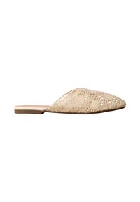 Mule beige tissée à bout pointu, talon ouvert et semelle plate, avec un motif complexe de style crochet.