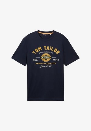 T-shirt en coton bleu marine avec un col rond, des manches courtes et un texte imprimé jaune avec un design circulaire au centre.