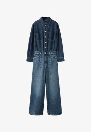 Salopetă din denim cu bluză cu nasturi de culoare albastru închis și mâneci lungi, pantaloni largi de culoare albastru deschis, cu buzunare în față la piept și pe laterale.