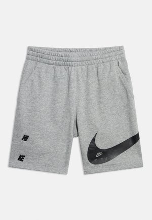 Lysegrå Nike treningsshorts med elastisk midjebånd, sidelommer og store svarte Nike swoosh- og tekstlogoer foran.