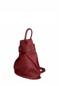 Mochila de cuero rojo con una superficie texturizada, diseño singular con drapeado, correas ajustables y un detalle de hebilla amplia y elegante.