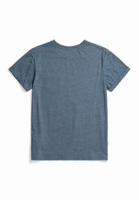 Blauwe T-shirt met korte mouwen, gemaakt van zachte, lichte stof. Heeft een klassieke ronde hals en een gladde textuur zonder zichtbare patronen.