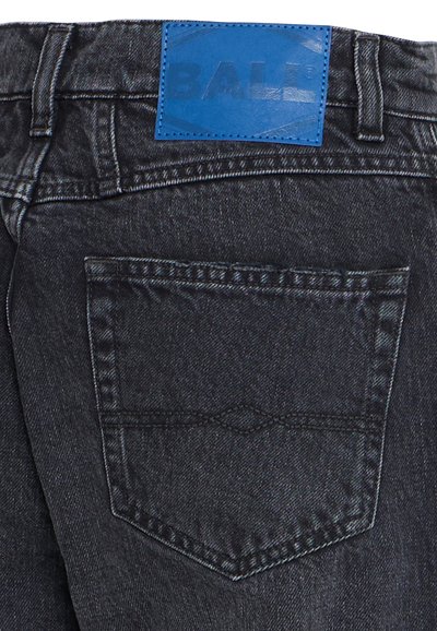 Melni džinsi no denima ar zilu ādas uzšuvi "BALL", ar vienu aizmugures kabatu un smalkām šuvju detaļām uz auduma.