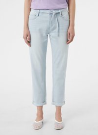 Jasnoniebieskie dżinsy o luźnym kroju, zwężające się nogawki, podwinięte mankiety, kieszenie z przodu oraz pas z dopasowanego materiału.