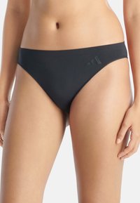 Černé bikiny s hladkým textura látky, středně vysokým pasem a decentním logem na boku.