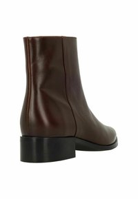 Bottines en cuir marron avec une finition lisse, bout rond et petit talon carré ; design minimaliste sans matériel ou accents visibles.