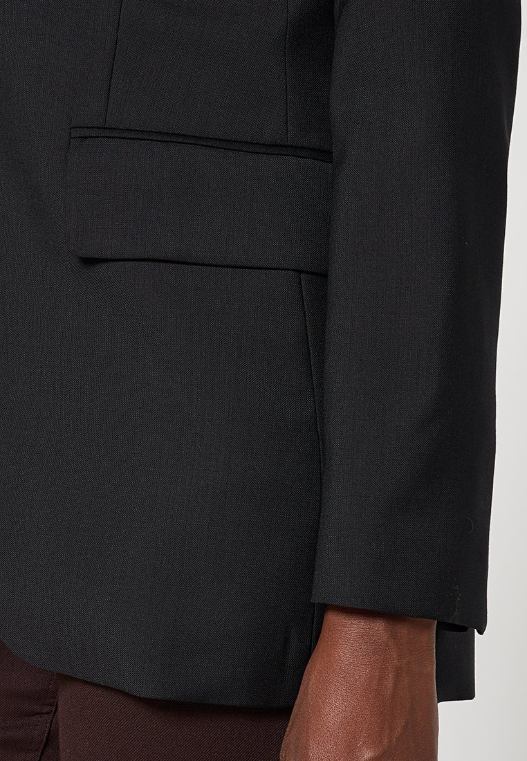 REGULAR FIT