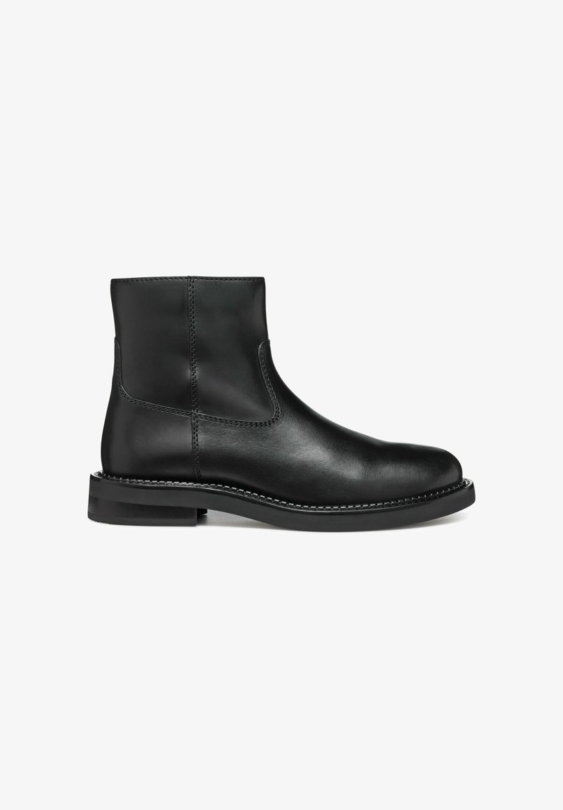 Musta nahkainen nilkkaboots, jossa on sileä pinta, sivuilla joustavat paneelit, pyöreä kärki ja matala pinottu korko; minimaalinen ommeltekniikka.