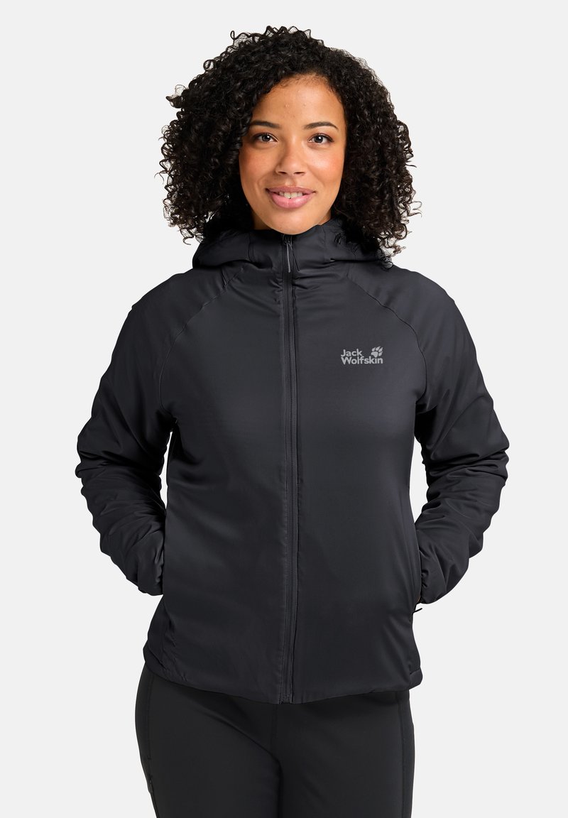 Zwarte hooded jack gemaakt van waterproof materiaal, met een ritssluiting aan de voorkant, zijzakken en het Jack Wolfskin-logo op de borst.