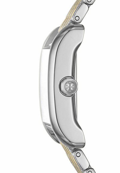 Vista lateral de reloj de pulsera de metal plateado que muestra caja curva y corona con logo grabado, unido a una correa metálica bicolor.