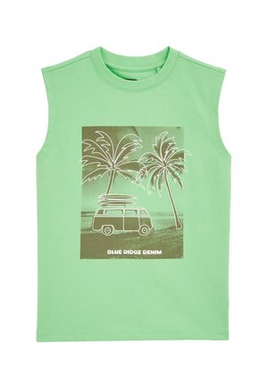 T-shirt sans manches vert en coton, featuring une illustration blanche d'une camionnette avec des planches de surf et des palmiers. Le texte indique "Blue Ridge Denim."