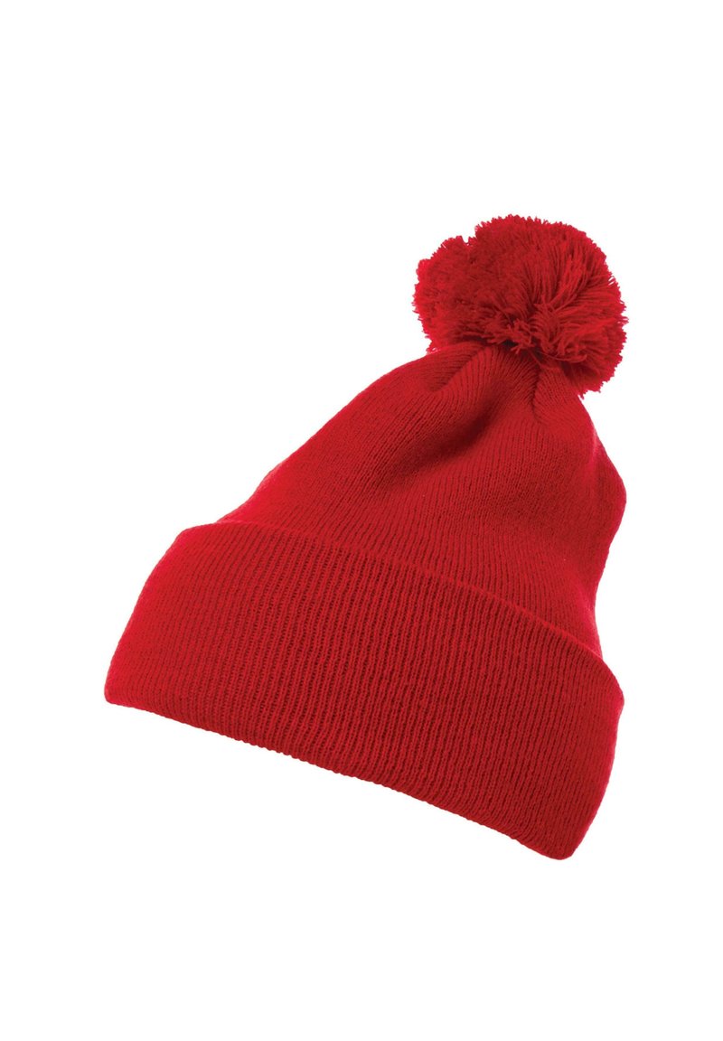 Rød strikket møllehat med ombuk og en stor pom-pom på toppen, lavet af et blødt, tekstureret stof.