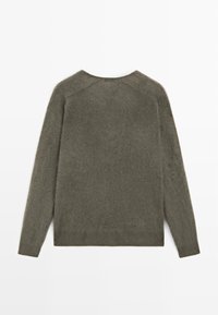 Olivgrüner, weicher Strickpullover mit langen Ärmeln und minimalistischer Gestaltung. Besitzt einen runden Halsauschnitt und eine subtile Textur.