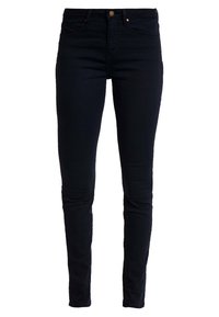 Jeans ajustados en un denim negro intenso. Presenta un diseño clásico de cinco bolsillos, cierre de un solo botón y costuras sutiles en los bolsillos.