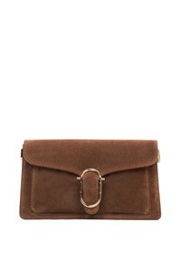 Bruine suède clutch met een klepafsluiting, voorzien van een opvallend goudkleurig ovaal hardwaredetail, een klein voorvak en nette randen.