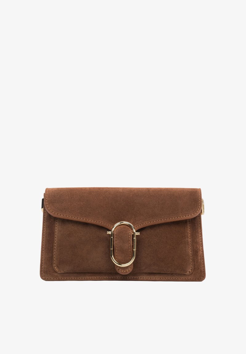 Bruine suède clutch met een klepafsluiting, voorzien van een opvallend goudkleurig ovaal hardwaredetail, een klein voorvak en nette randen.