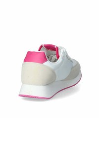 Sneaker bianco e grigio chiaro con un accento rosa sul tallone, caratterizzata da una superficie testurizzata, design con stringhe e una suola in gomma con bordi rosa.